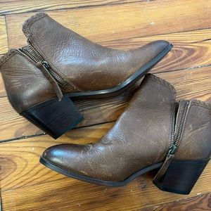 NEW Frye & Co. Size 8 Cognac Ankle Booties
